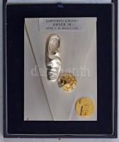 Olaszország 1992. "Campionato Europeo Under 16 Cipro 5-18 Maggio 1992 (16 éven aluliak Európa-bajnoksága, Ciprus, 1992. május 5-18.)" műanyag emlékplakett fém bevonattal, tokban, az Olasz Labdarúgó Szövetség aranyozott címerével. A ciprusi rendezésű U16-os Európa Bajnokságon az olasz csapat, miután a csoportmeccseken legyőzte Jugoszláviát és Dániát (4-0, illetve 2-0), majd kikapott Finnországtól (1-2) jobb gólkülönbségével első helyezettként jutott az elődöntőbe, ahol büntetőkkel vereséget szenvedett Németország ellen. A bronzmérkőzésen Portugália ellen 1-0-ra győztek, így harmadik helyen végeztek. Az olasz csapatban pályára lépett az AS Roma legendája, az 58-szoros felnőtt válogatott, világbajnok Francesco Totti. (115x153mm) T:AU a fém bevonat egy helyen lepattant  Italy 1992. "Campionato Europeo Under 16 Cipro 5-18 Maggio 1992" plastic commemorative plaque with metal coating, in a case, with the gilded crest of the Italian Football Federation. At the U16 European Championship held in Cyprus, the Italian team, after defeating Yugoslavia and Denmark in the group matches (4-0 and 2-0, respectively), then losing to Finland (1-2), reached the semi-finals as the first place team with a better goal difference, where they lost to Germany on penalties. In the bronze medal match, they won 1-0 against Portugal, thus finishing in third place. The Italian team featured the legend of AS Roma, the 58-time senior national team, and world champion Francesco Totti. (115x153mm) T:AU the metal coating has peeled off in one place