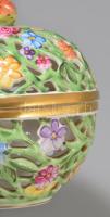 Herendi virágmintás áttört porcelán bonbonier eper fogóval, kézzel festett, jelzett, hibátlan, m: 10...