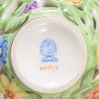 Herendi virágmintás áttört porcelán bonbonier eper fogóval, kézzel festett, jelzett, hibátlan, m: 10...