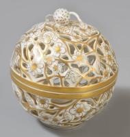 Herendi virágmintás áttört porcelán bonbonier eper fogóval, kézzel festett, jelzett, hibátlan, m: 10 cm