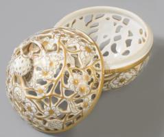 Herendi virágmintás áttört porcelán bonbonier eper fogóval, kézzel festett, jelzett, hibátlan, m: 10...
