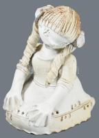 Kovács Éva (1938-2017): Kislány. Jelzett, hibátlan, m: 18 cm