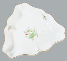 Herendi hecsedli mintás háromszög kínáló. Jelzett, 2. oszt., hibátlan, m: 26x26 cm
