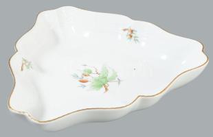 Herendi hecsedli mintás háromszög kínáló. Jelzett, 2. oszt., hibátlan, m: 26x26 cm