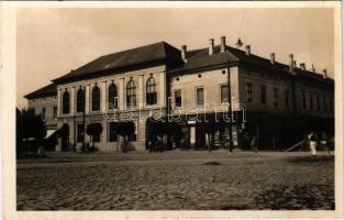 Makó, Makói Népbank székháza, Korona szálloda, üzletek