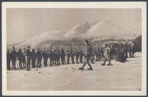Tátra skiers with the Lomnic and the Késmárk peak
