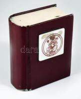 Könyv formájú dobozka, rajta porcelán plakettel. 10x12 cm