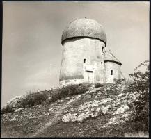 cca 1965 Kotnyek Antal (1921-1990) budapesti fotóriporter vintage felvétele, ezüst zselatinos fotópapíron (Öskü, kerektemplom), jelzés nélkül, 16,5x17,8 cm
