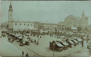 Nagyvárad, Oradea; Szent László tér, piac, Fekete Sas szálloda és kávéház, üzletek / square, market, hotel and café, shops. photo (EK)