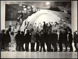 cca 1974 Ruzsonyi Gábor (1952-1992) fotóriporter és fotóművész vintage felvétele (Csontváry kiállításon, Pécs), jelzés nélkül, ezüst zselatinos fotópapíron, a kép szerepelt a Magyarország ma című fotókiállításon, a katalógusban 131. sorszám alatt jegyzik a képet, 17,5x×23 cm