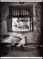 cca 1981 Saudek, Jan cseh fotóművész felvétele (ablak előtt), 1 db modern nagyítás, jelzés nélkül, 21x15 cm