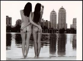 cca 1987 "Városnézés", szolidan erotikus felvétel, 1 db modern nagyítás, jelzés nélkül, 15...