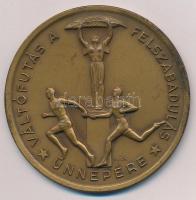 Iván István (1905-1968) 1951. "Váltófutás a felszabadulás ünnepére / Fővárosi Tanács, Budapesti Testnevelési és Sportbizottság 1951. IV. 4." kétoldalas bronz emlékérem, "1955" beütéssel a hátoldalán (65mm) T:XF kis patina