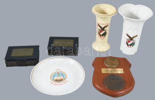1980-2000 6 darabos militária hagyaték, közte Zalka Máté Katonai Műszaki Főiskola tál, Bolyai János Katonai Műszaki Főiskola vázák, stb.