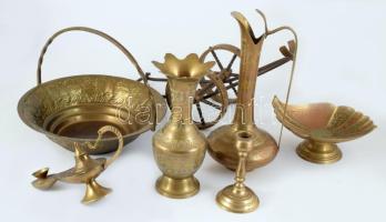 7 darab réz dísztárgy, közte gyertyatartó, italtartó, olajmécses, kínáló, m: 24 cm alatt