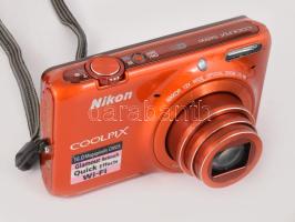 Nikon Coolpix fényképezőgép, töltővel