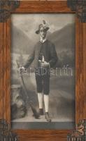 ca 1900 Vadász fotója. Dekoratív réz veretes keretben 13x20 cm