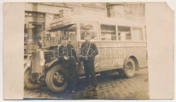 Budapest II. Széna tér, a Budakeszire közlekedő 22-es autóbusz végállomása, sofőr, kalauz, vegyesker...