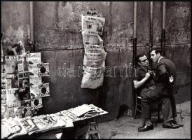 cca 1953 Henri Cartier-Bresson (1908-2004) francia fotóriporter, fotóművész felvétele (Újságárus és a bizalmasa), 1 db modern nagyítás, jelzés nélkül, 15x21 cm