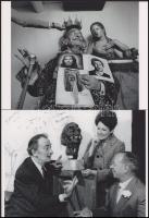 1967 és 1973 Dali, Salvador (1904-1989) katalán - spanyol szürrealista festőművész, aki fényképezés közben gyakran önmagát rendezte, vagyis kitalálta előre a képet, s ehhez hívott fotós segítséget, eltérő időben készült felvételek (Fejszobo Daliról; Dali koronázása), 2 db modern nagyítás, jelzés nélkül, 15x21 cm