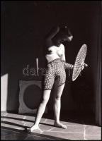 cca 1951 André de Dienes (korábban Ikafalvi-Dienes Andor György) (1913-1985) magyar - amerikai fotóriporter és fotóművész felvétele (Napsugarakból szőtt bermuda), 1 db modern nagyítás, jelzés nélkül, 21x15 cm