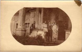 1912 Beregszász, Beregovo, Berehove; előkelő család a kastély, kúria előtt / castle, mansion. photo ...
