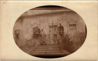 1912 Beregszász, Beregovo, Berehove; előkelő család a kastély, kúria előtt / castle, mansion. photo