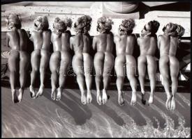 cca 1982 "Egy tepsi popsi a sütőben", szolidan erotikus felvétel, 1 db modern nagyítás, jelzés nélkül, 15×21 cm