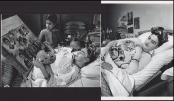 cca 1952 Frida Kahlo (1907-1954) mexikói festőművészről készült, jelzés nélküli felvételek (Betegágyon; Festett gipsz a mellkasán, amelyet tükör segítségével készített), 2 db modern nagyítás, jelzés nélkül, 21x15 cm és 15x21 cm