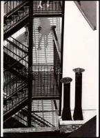 cca 1939 André Kertész - korábban Kertész Andor (1894-1985) magyar - francia - amerikai fotóművész felvétele (Tűzlépcső), 1 db modern nagyítás, jelzés nélkül, 21x15 cm