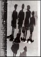 cca 1928 André Kertész - korábban Kertész Andor (1894-1985) magyar - francia - amerikai fotóművész felvétele (Árnyékok), 1 db modern nagyítás, jelzés nélkül, 21x15 cm