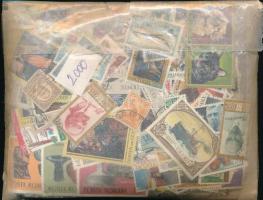 Min. 2.000 db vegyes külföldi bélyeg, köztük blokkok is, ömlesztve tasakban