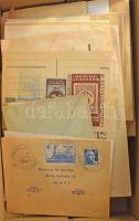 Főleg régebbi magyar és külföldi bélyegek, küldemények, érdekes vegyes anyag, cipősdobozban