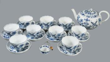 Meissen hagymamintás teás készlet. 9 darab csésze 9 darab alátéttel, teás kanna, szűrővel, cukortartó és tejkiöntő nélkül, 1-2 tűzhibával, egyik csészén lepattanással, jelzett.