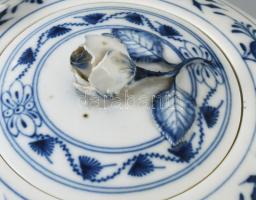 Meissen hagymamintás teás készlet. 9 darab csésze 9 darab alátéttel, teás kanna, szűrővel, cukortart...