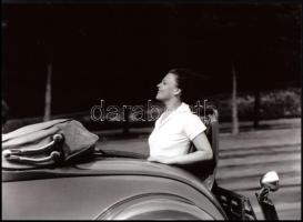 1932 Munkácsi Márton (1896-1963) magyar - amerikai fotóriporter és fotóművész felvétele (Szaplone Éva a hátsó ülésen), 1 db modern nagyítás, jelzés nélkül, 15x21 cm