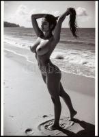 cca 1983 "Így húztam ki magamat a vízből, miután léket kapott a szörföm", szolidan erotikus felvétel, 1 db modern nagyítás, jelzés nélkül, 21x15 cm