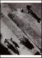 cca 1935 Umbo - eredetileg Otto Maximilian Umbehr (1902-1980) német fotóriporter felvétele (Az utca rejtélye), 1 db modern nagyítás, jelzés nélkül, 21x15 cm