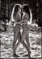 cca 1977 "Építsünk egy hóembert", szolidan erotikus felvétel, 1 db modern nagyítás, jelzés nélkül, 21x15 cm