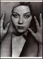 cca 1939 Man Ray (1890-1976) amerikai fotóművész, a dadaizmus és a szürrealizmus egyik meghatározó művészének alkotása (Kombinált technikával készült rayograph), 1 db modern nagyítás, jelzés nélkül, 21x15 cm