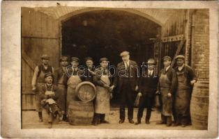 Budapest XXII. Nagytétény, pince, boroshordó, munkások csoportképe. photo (vágott / cut)