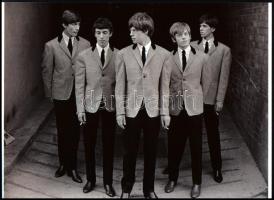 cca 1963 Rolling Stones együttes tagjai, még pepita zakóban (jól nevelt, angol fiatalokhoz illően), de már cigivel a kézben, 1 db modern nagyítás, jelzés nélkül, 15x21 cm