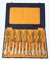 Ezüst (Ag) nyelű süteményes készlet, Pest, 1872-1937 közötti fémjel, 800 ezrelékes ezüst, bruttó 282g, díszdobozban