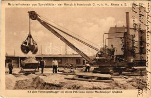 Hamburg, Altona; Naturaufnahmen von Spezialitäten der Menck &amp; Hambrock, 0,4 cbm Vierseilgreifbagger bei einem Fabrikbau euserne Muldenkipper beladend / loading truck, port