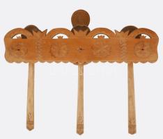 Faragott népi fa kanáltartó, kanalakkal, 36x24 cm