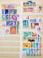 Túlnyomórészt pecsételt és modern magyar bélyegek, kevesebb régivel és portóval, 3 db A/4-es berakób...