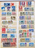 Túlnyomórészt pecsételt és modern magyar bélyegek, kevesebb régivel és portóval, 3 db A/4-es berakób...