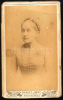 cca 1880 Női portré, keményhátú fotó Ravasz Imre aradi műterméből, felültén törésnyom, 10,5×6,5 cm
