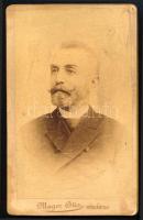 cca 1875 Férfiportré, keményhátú fotó Mager Ottó komáromi műterméből, 10,5×6,5 cm