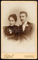 cca 1890 Házaspár portréja, keményhátú fotó Fritz komáromi műterméből, 10,5×6,5 cm